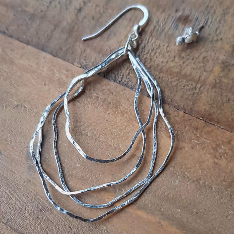 Örhänge Sjögräs stor nr 1. Örhänget kombineras med ett litet stud-örhänge.