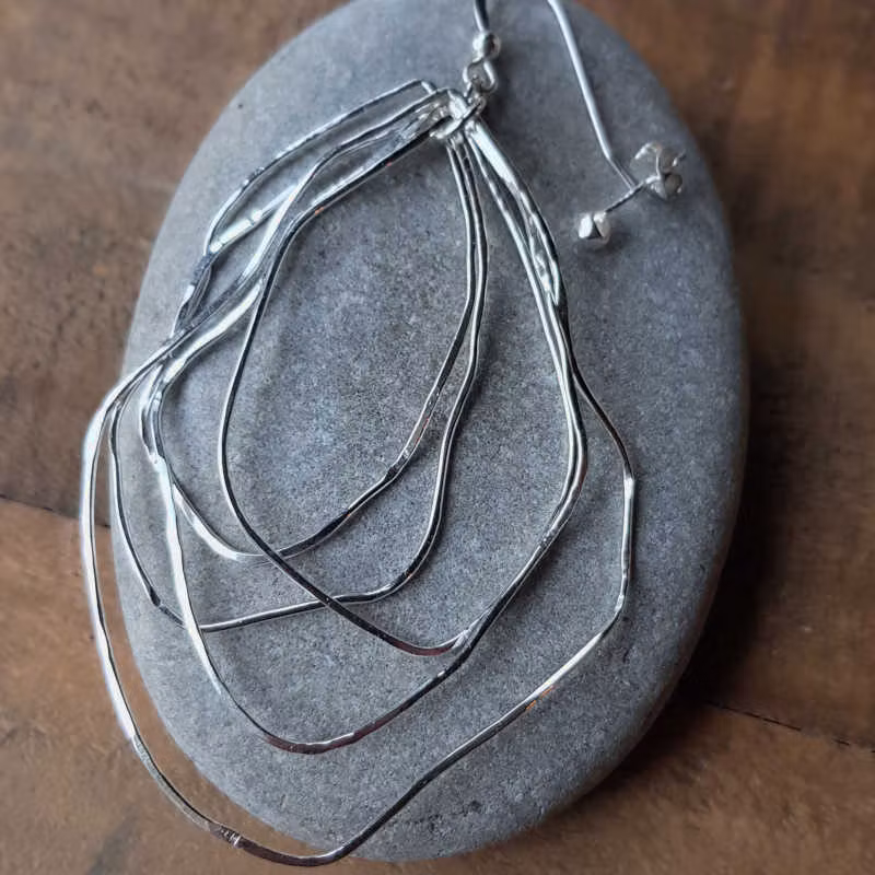 Örhänge Sjögräs stor nr 2. Örhänget kombineras med ett litet stud-örhänge.