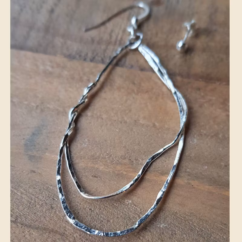 Örhänge Sjögräs stor nr 3. Örhänget kombineras med ett litet stud-örhänge.