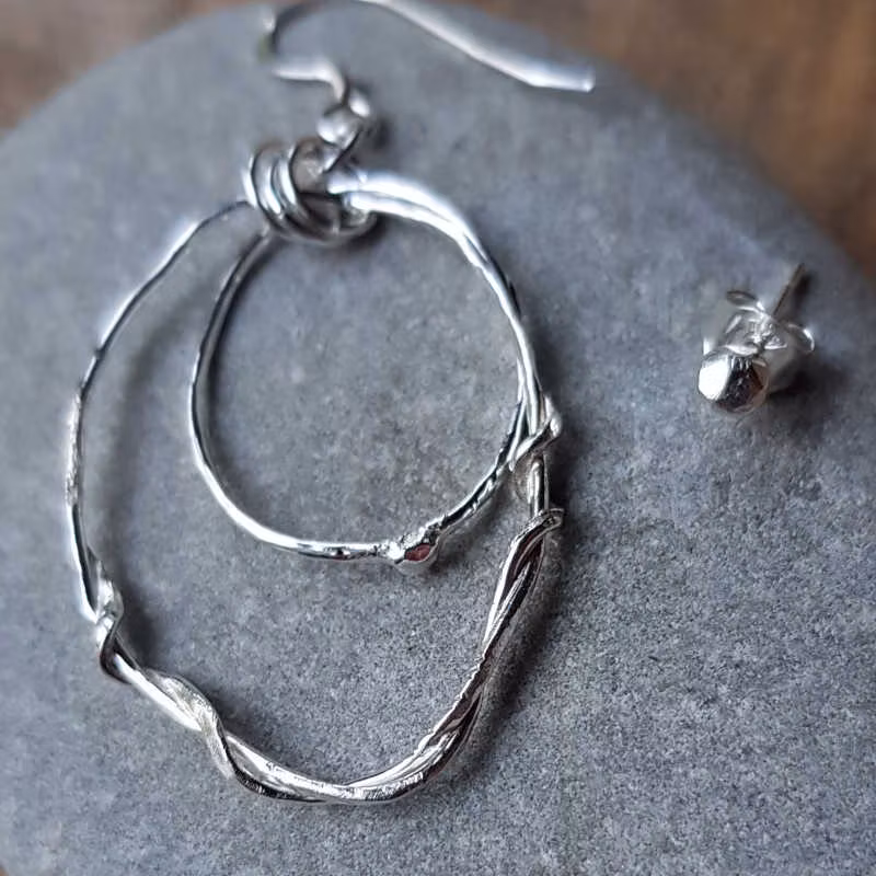 Örhänge Sjögräs liten nr 2. Örhänget kombineras med ett litet stud-örhänge.