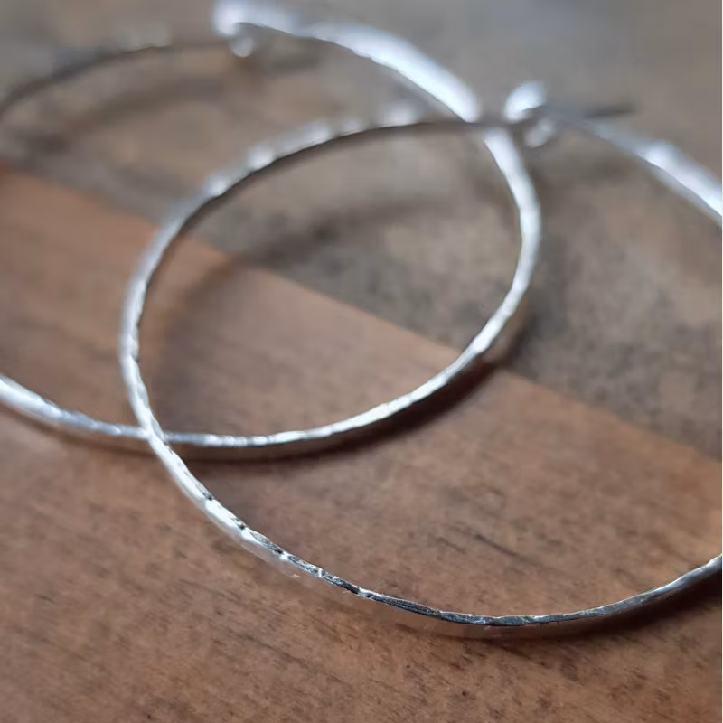 Hoops, formade & bearbetade för hand.