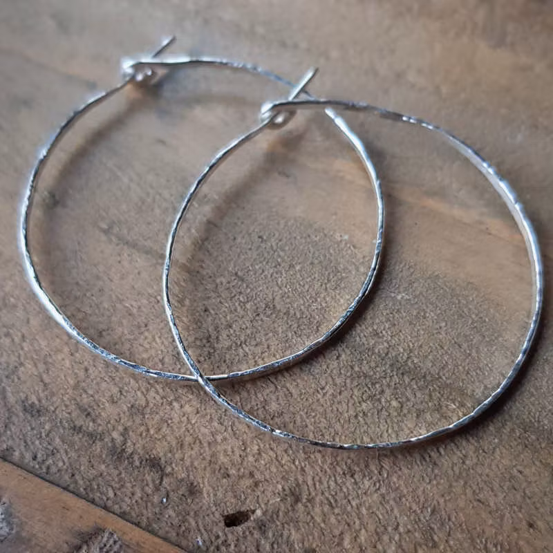 Hoops med lätt hamrad yta.