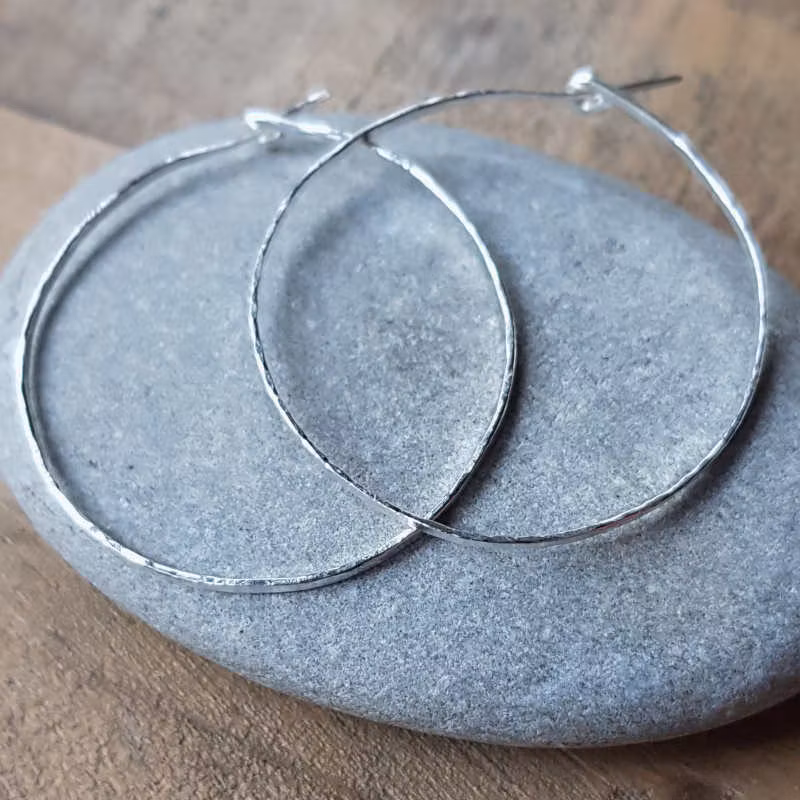 Handgjorda hoops i återvunnet silver.