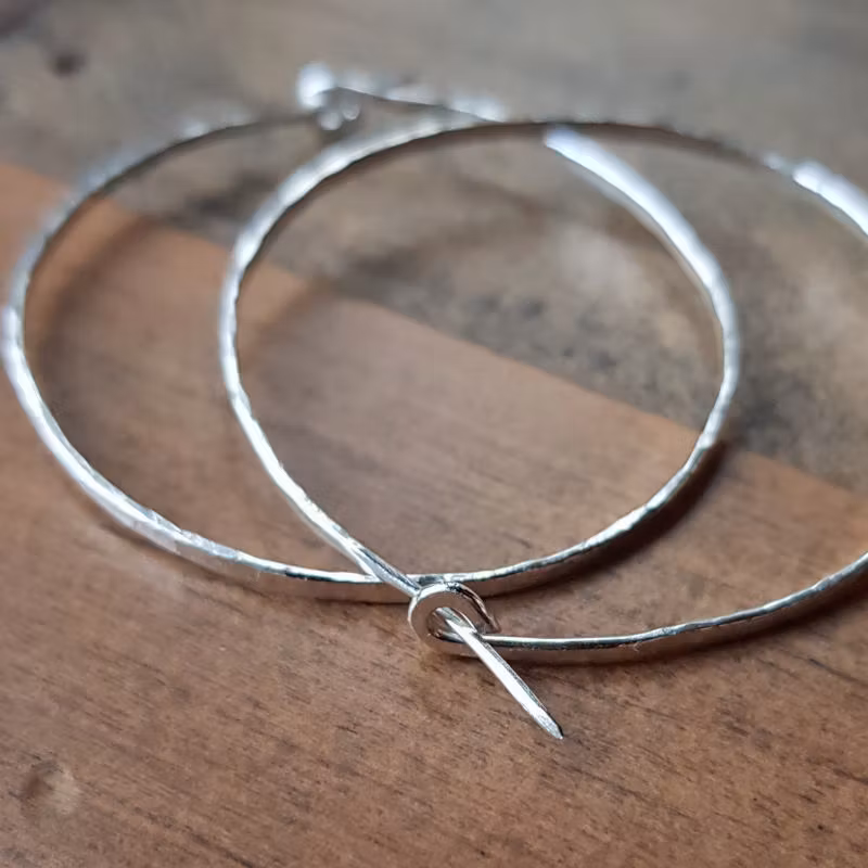 Örhängena öppnas & stängs genom att trä det formade avslutet genom den lilla öglan.