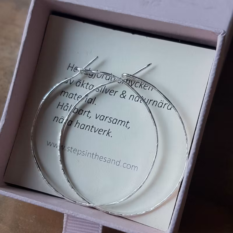 Örhängena skickas i fin smyckeask.