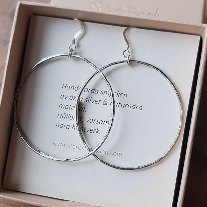 Örhängena skickas i fin smyckeask.