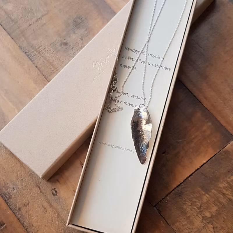 Halsbandet skickas i fin smyckeask.