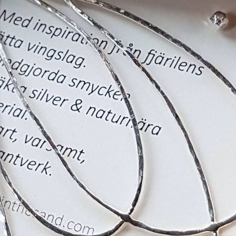 Former inspirerade av fjärilens lätta vingslag.