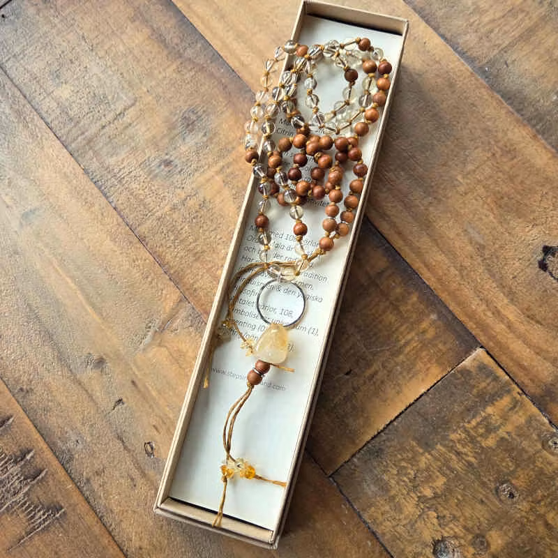 Mala halsbandet skickas i smyckeask med ett tillhörande kort.