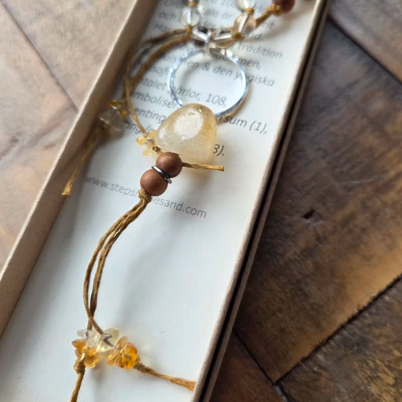 Mala halsband citrin med unika detaljer.