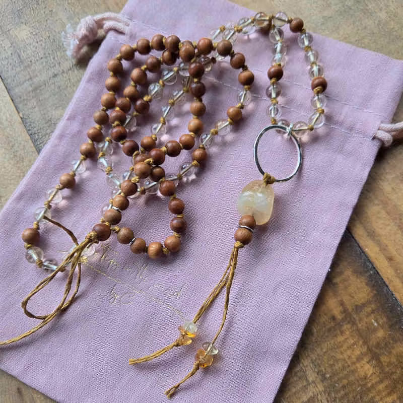 En travellersbag i ljusrosa eco-bomull ingår.