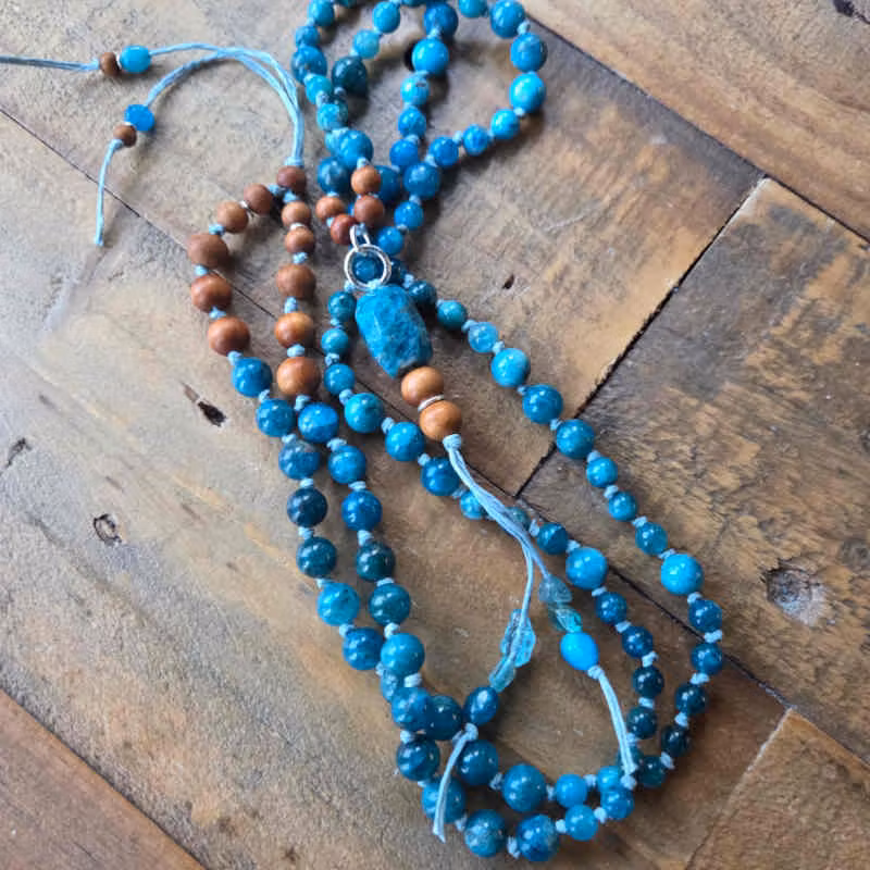 Kombinationen av apatit i olika dimension skapar en levande känsla.