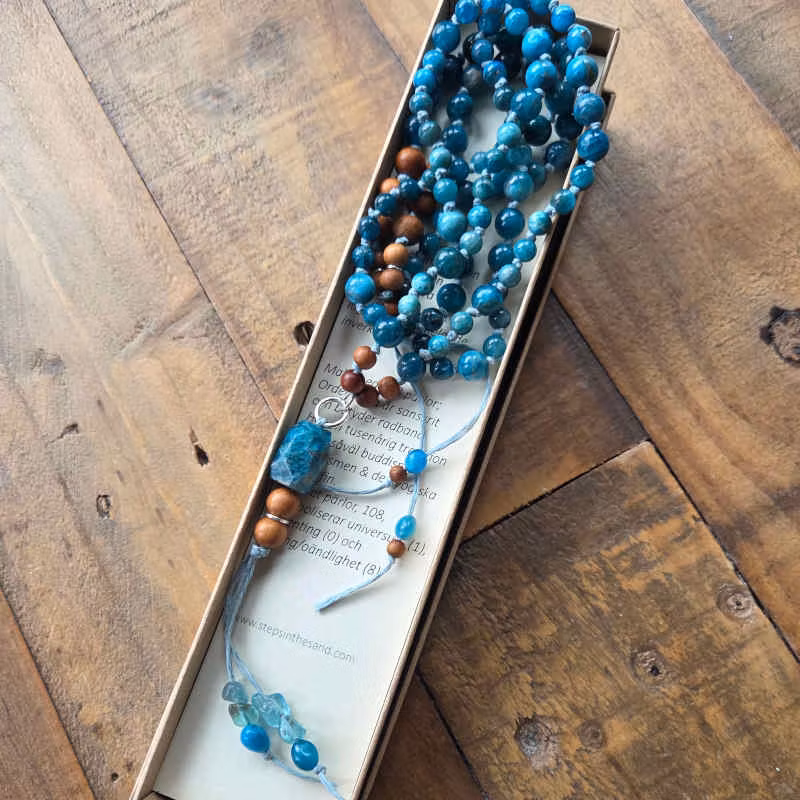 Mala halsbandet skickas i smyckeask med ett tillhörande kort där stenens sagda egenskaper står beskrivna.