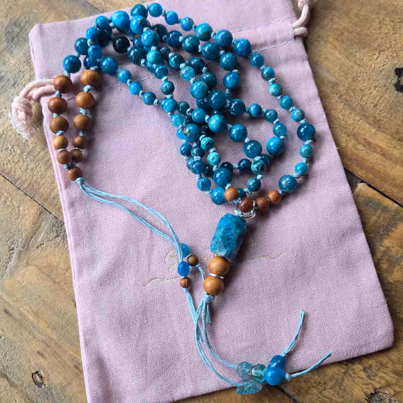 En travellersbag i ljusrosa eco-bomull ingår.