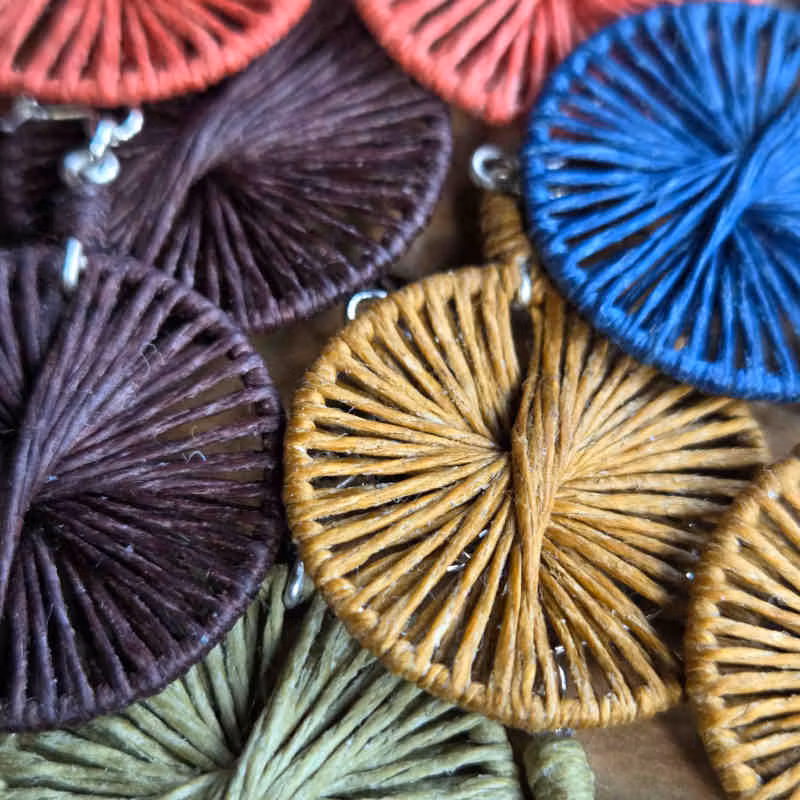 Örhänge Tvinna, skapade av äkta silver & tvinnat lingarn i härliga nyanser.