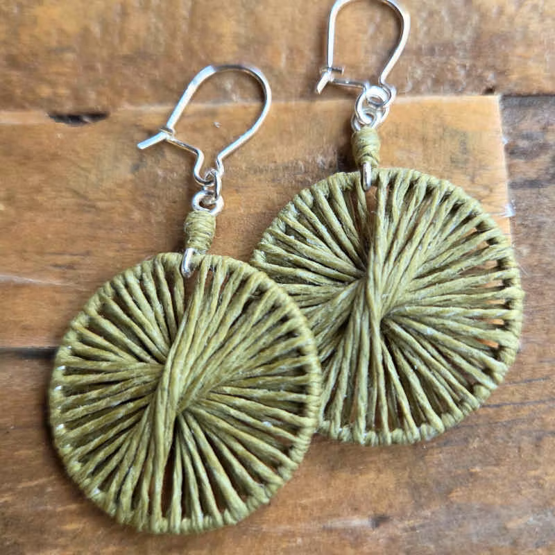 Örhänge Tvinna Oliv