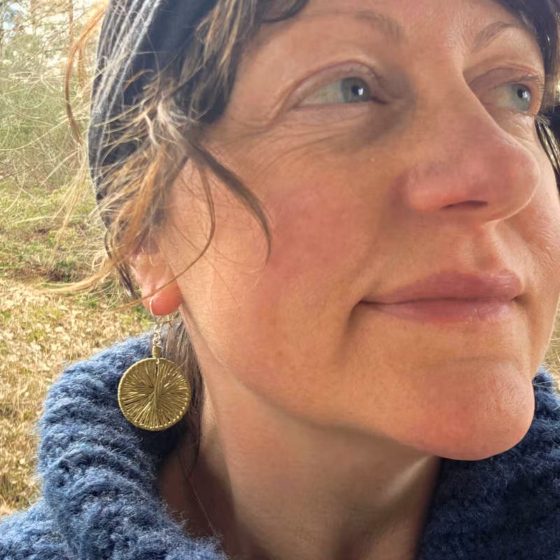 Örhänge Tvinna är lätta och behagliga att bära.