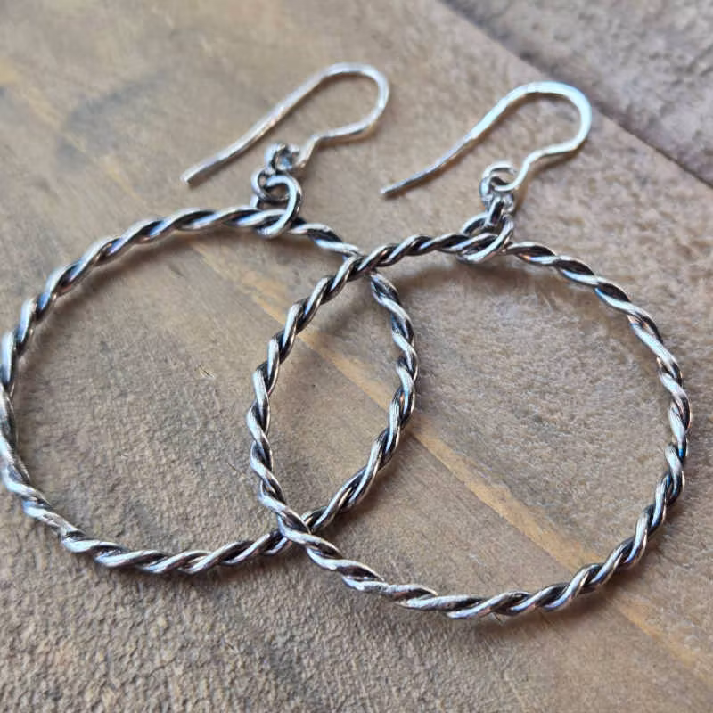 Silverörhänge Twist, handgjorda örhängen av återvunnet silver.