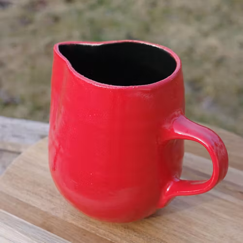 Rød og sort mugge