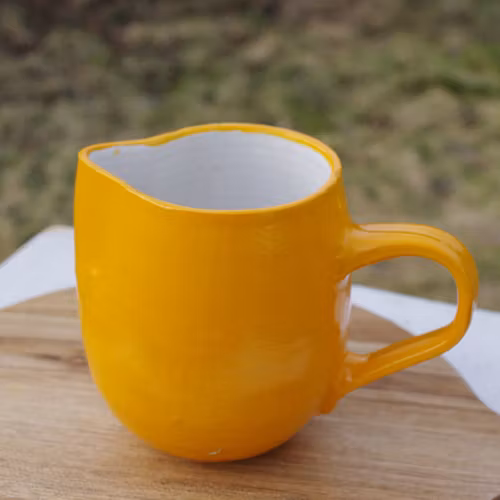 Oransje og hvit mugge
