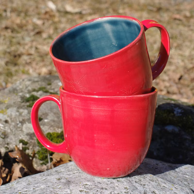 Røde og blå kaffekopper