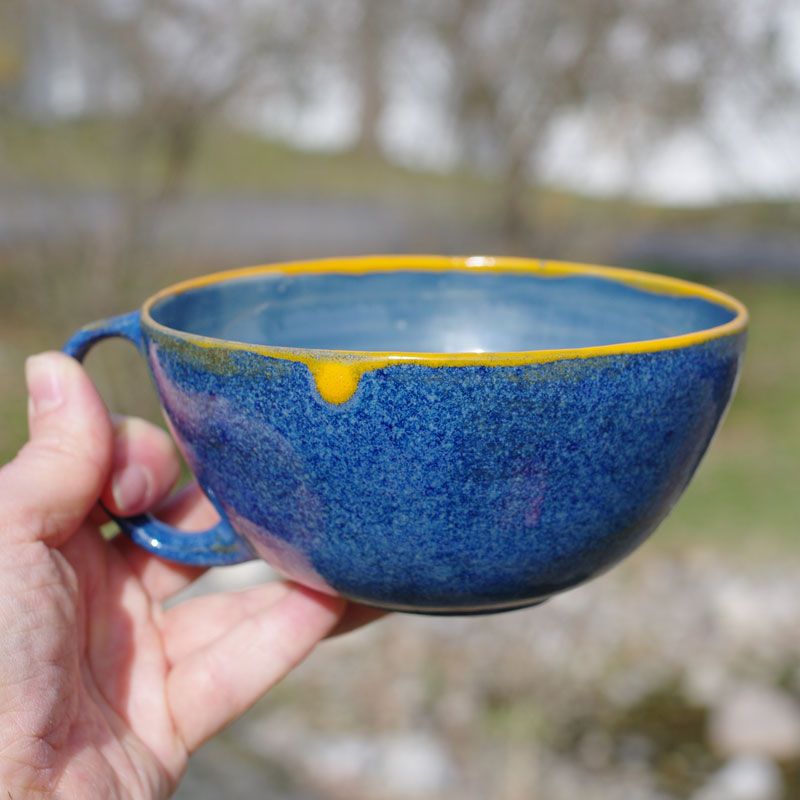 Klare blå tekopper med orange kant