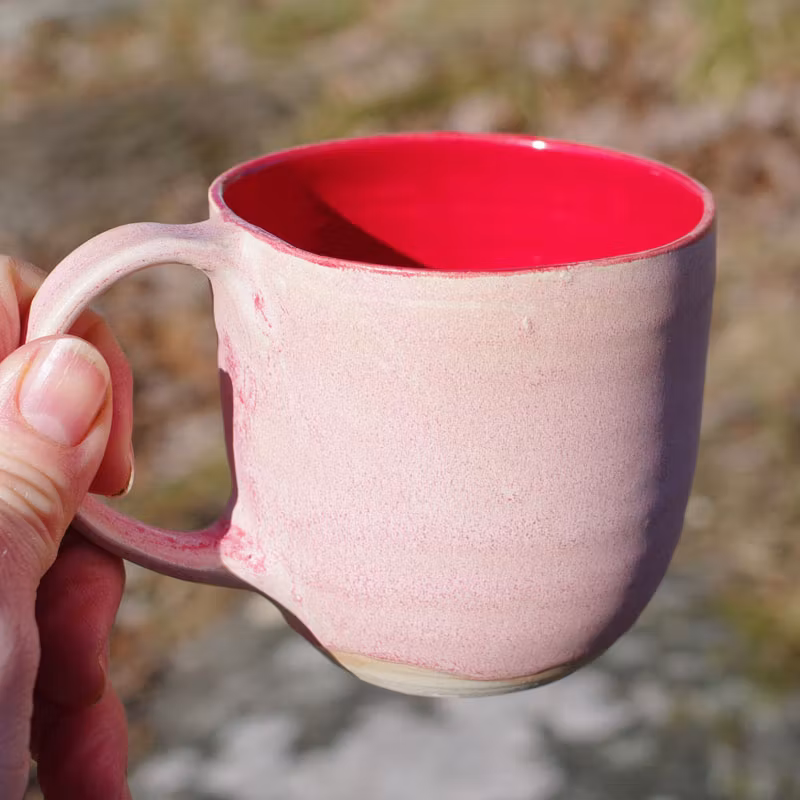 rød og rosa kaffekopp