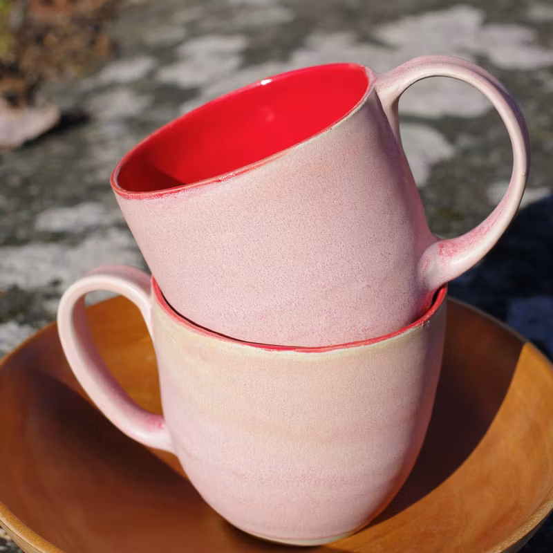 rød og rosa kaffekopp