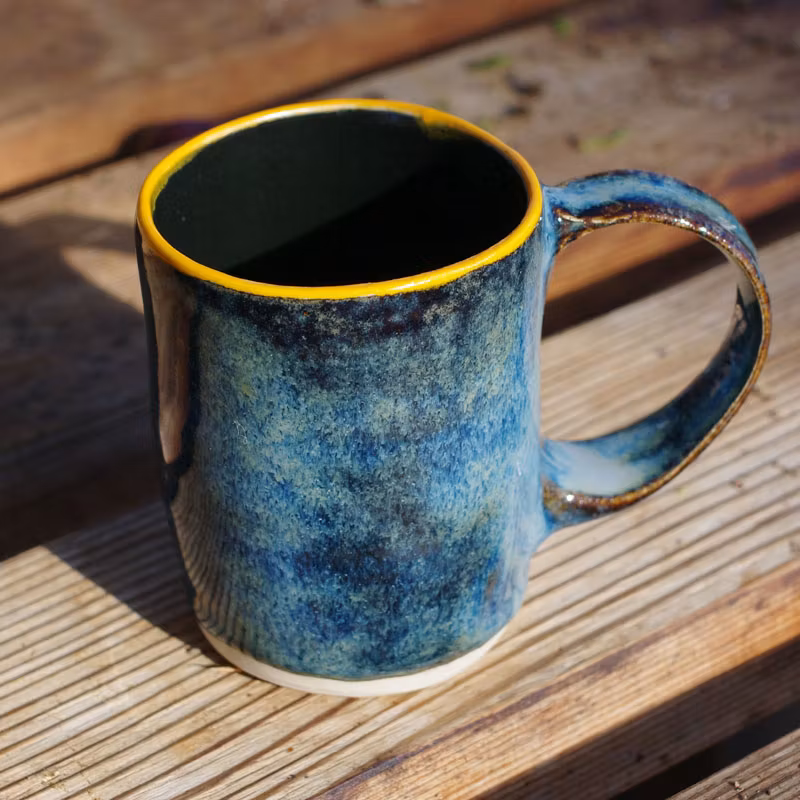 blå espressokopp med orange kant