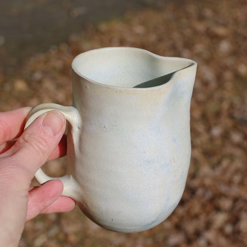 Lys blåmelert mugge