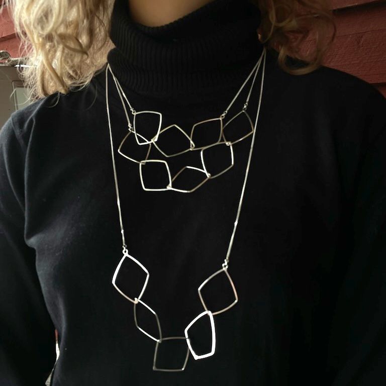 Handgjort halsband i silver, Five square short