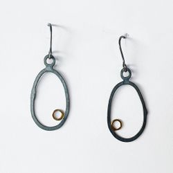 Handgjort örhänge i oxiderat silver, golden black