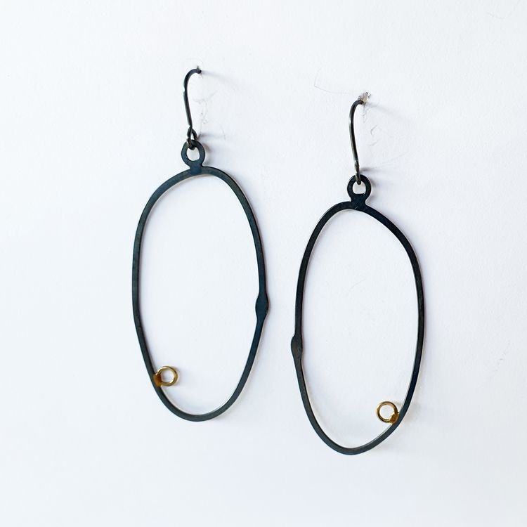 Hällzon örhängen oxiderat silver detalj i guld golden black  stora