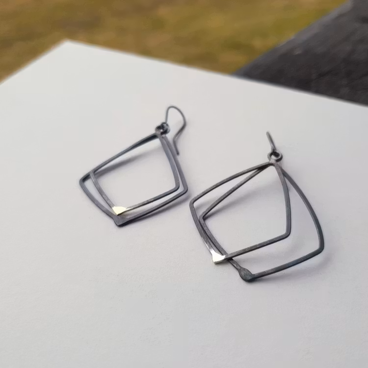 Handgjort örhänge i oxiderat silver, square double black detalj i guld