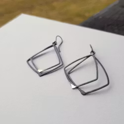 Handgjort örhänge i oxiderat silver, square double black