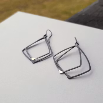 Handgjort örhänge i oxiderat silver, square double black