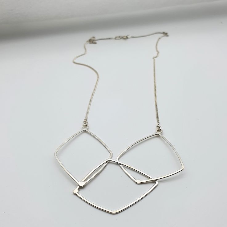 Handgjort halsband i silver, Three square
