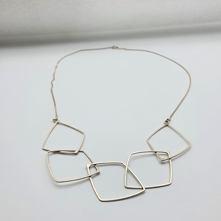 Handgjort halsband i silver, Five square short