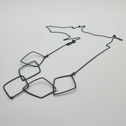 Handgjort halsband i oxiderat silver, Five square long black