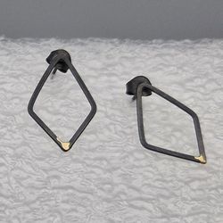 Handgjort örhänge i oxiderat silver, square single mini black