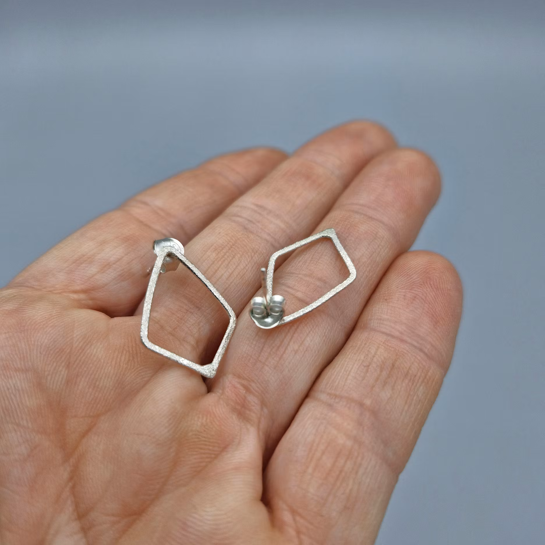 Handgjort örhänge i matterad silver square single mini frost