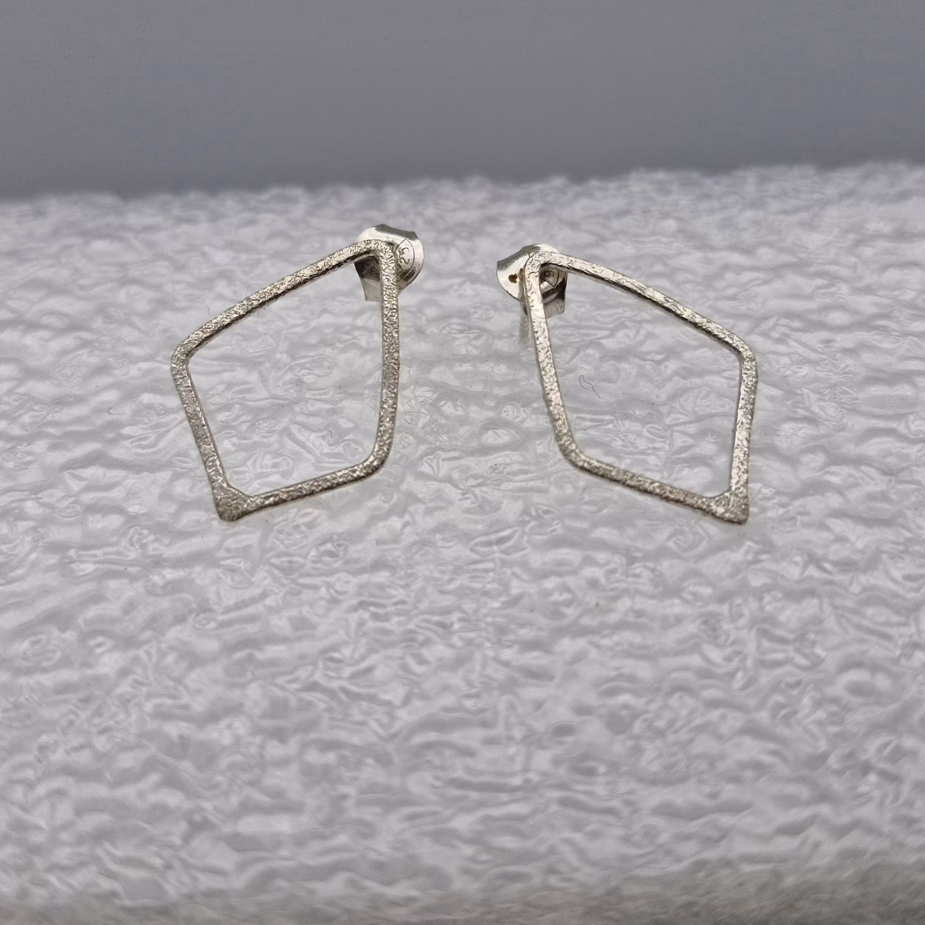 Handgjort örhänge i matterad silver square single mini frost