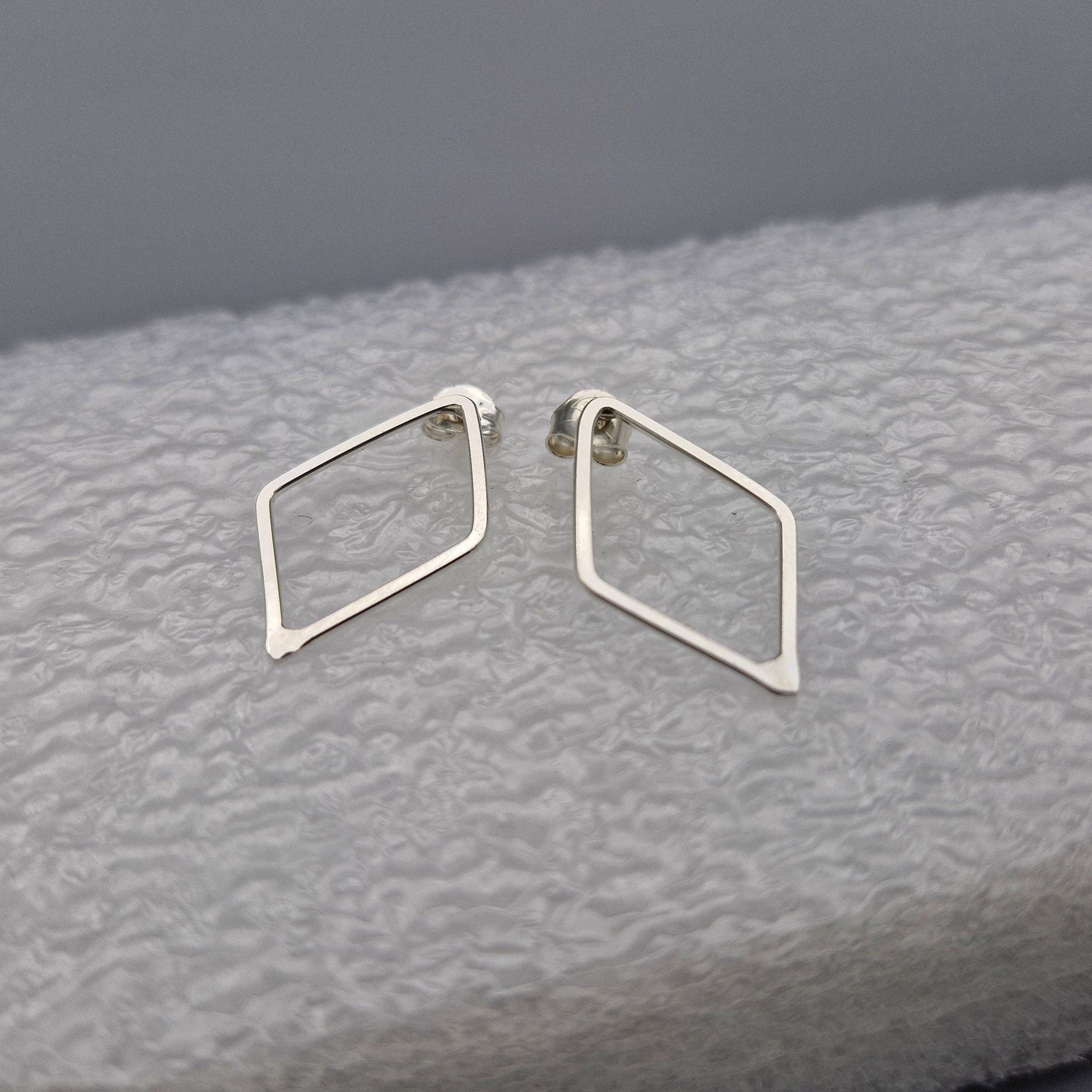 handgjort örhänge i polerat silver square single mini silver