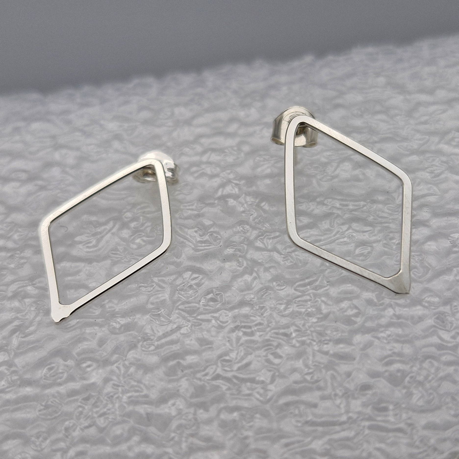 handgjort örhänge i polerat silver square single mini silver