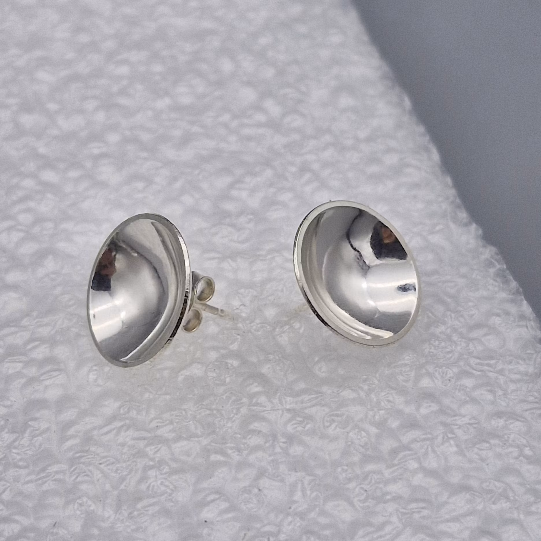 handgjort örhänge i silver skål