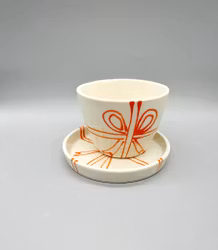 Kopp med fat rött band