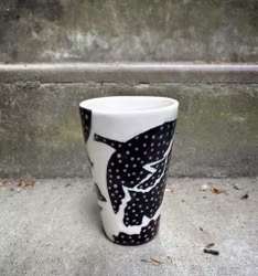 Hög kopp svart blomma