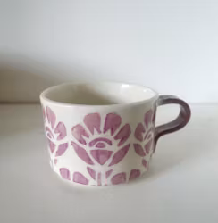 Låg kopp ljuslila blomma