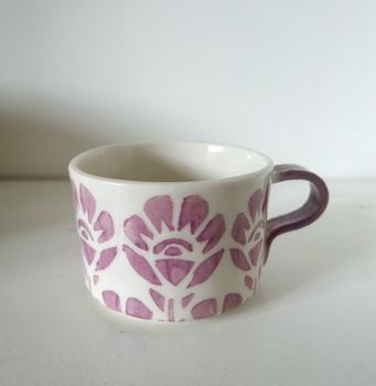 Låg kopp ljuslila blomma