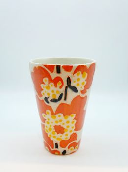 Hög kopp rödorange blomma